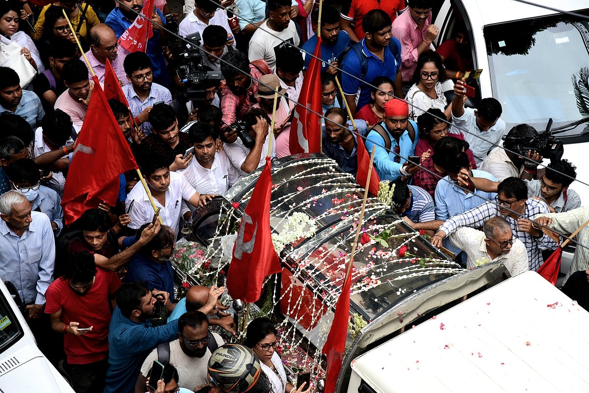 পশ্চিমবঙ্গের সাবেক মুখ্যমন্ত্রী বুদ্ধদেব ভট্টাচার্যের অন্তিম যাত্রা। ৮ আগস্ট